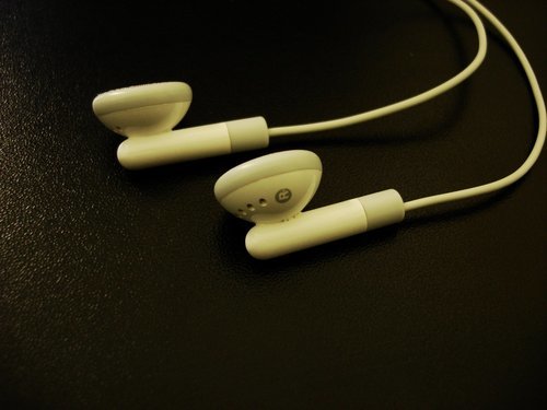 Hvordan holde deg oppdatert på politikk med dine airpods